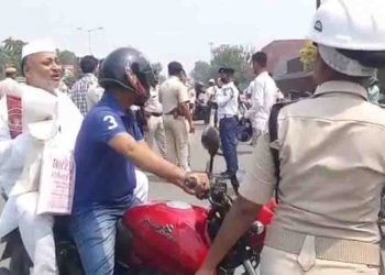कॉग्रेसी विधायक के जेब में नही था 500 रूपया और हेलमेट न पहनने का कट गया चालान
