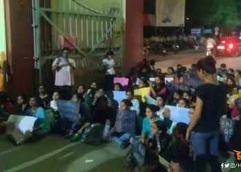 गंदी बात करने वाले प्रोफेसर के विरोध में 2 दिन से धरने पर बैठी है बीएचयू की छात्रा