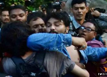 वामपंथी छात्रों ने बाबुल सुप्रियो के साथ की बदसलूकी, लगाया गो बैक के नारे