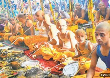 आधुनिक परिवेश में गुम होते संस्कार