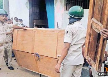 खिड़की, दरवाजा भी उखाड़ ले गई RJD विधायक अरुण यादव के घर में कुर्की-जब्ती करने गई पुलिस