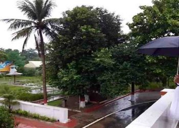 ईश्वर राजधानी में जमा इस अपार पानी की कुछ बूँदे राजनीति की आँखों को भी बख़्शे