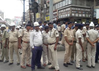 पटना में महिला का काटा चालान, तो लोग पुलिस को मारने लगे पत्थर