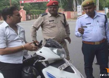 सीट बेल्ट न पहनने पर काटा स्कूटी चालक का चालान