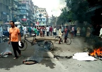 ठेला चालकों ने किया उग्र प्रदर्शन, नो इंट्री हटाने की मांग