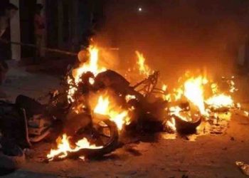 बड़ी खबर : मामूली विवाद ने लिया हिंसक रूप, मेडिकल छात्रों ने करीब एक दर्जन बाइकों में लगाई आग