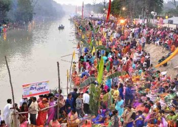 कैसे हो छठ, घाट पर है कीचड़