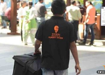 स्विगी मामला : वो पूछ कर खाते हैं, झटका है या हलाल ?, आप हलाल सर्टिफाइड की तख्ती टांग कर कहते हैं, खाने का कोई धर्म नहीं होता