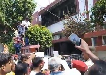 40 साल बाद नेता से मिलने पहुंचे वोटर