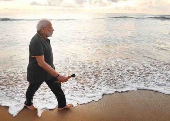 मोदी जी कवि हो गए हैं, कविता लिख रहे हैं