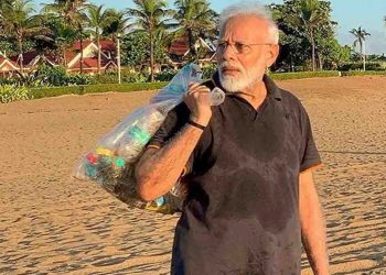 मोदी जी फ़ोटो शेयर करते हुए भूल गए कि अपने हाथ में उन्होंने क्या ले रखा है ?