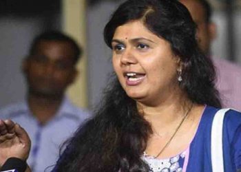 हार गई पंकजा मुंडे, चचेरे भाई ने ही किया परास्त