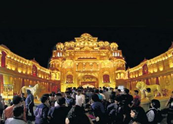 कोलकाता में बना है देश का सबसे मंहगा पंडाल,  50 किलो सोने से गढी गई माँ दुर्गा की मूर्ति