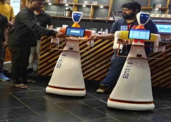 भारत में बने रोबोट लोगों को पहुँचाते हैं खाना, किसी भी भाषा में कर सकते हैं बात
