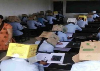 नकल पर रोक : परीक्षा में नकल रोकने के लिये पहना दिया डब्बा