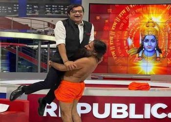 बाबा रामदेव ने अर्नब गोस्वामी को गोद में उठाया, तस्वीर ने इंटरनेट तोड़ दिया