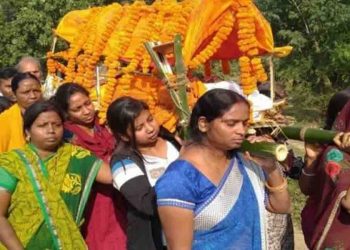 मिथकों और रूढ़ीवादी परंपरा को तोड़ बिहार के नवादा में बहू और बेटियों ने अर्थी को दिया कंधा