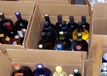 रेलवे कर्मचारी कर रहे शराब का धंधा, इंटरसिटी के AC कोच अटेंडेंट के बक्से से 186 बोतल बरामद