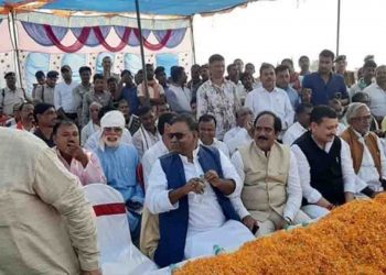 निर्लज्जता की हदें पार कर वशिष्ठ नारायण की अंतिम यात्रा में दांत चियारते दिखे नेता लोग