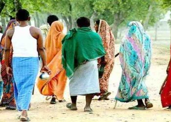 खुले में हगने पर 20 परिवारों का राशन पानी बंद