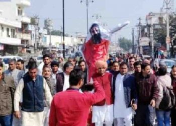 बाबा रामदेव को लेकर दलित भड़क क्यों गए हैं : भीम आर्मी पतंजलि की दुकान बंद कर रहे हैं, उनके उत्पादों को जला रहे हैं