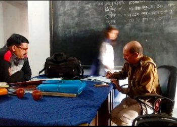 बच्चों की हाज़िरी बनाने वाले मास्टर साहेब, अपनी हाज़िरी के लिए कपड़फोडी कर लिए