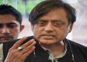 ‘शिवलिंग पर बिच्छू’ वाले बयान के लिए शशि थरूर के खिलाफ वारंट जारी