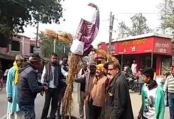 RJD के बन्दी के बीच इस गांव में लोगों ने जला दिया राबड़ी देवी का पुतला, वजह हैरान कर देगी