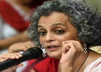 अरुंधति रॉय के बिगड़े बोल : अगर कोई NPR के लिए नाम पूछे तो ‘रंगा-बिल्ला’ बताना