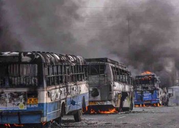 प्रदर्शन के नाम पर ट्रेनो और बसों को जलाने वाले वो कौन लोग हैं