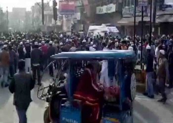 नागरिकता कानून पर यूपी जल रहा है : मेरठ-मुजफ्फरनगर, कानपुर, फिरोजाबाद समेत इन जिलों में पथराव और फायरिंग