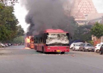 CAB के विरोध में जामिया के छात्रों का प्रदर्शन हुआ हिंसक, 3 बसों में लगाई आग