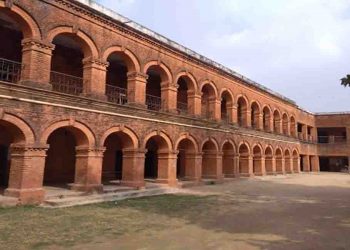 हॉफ गर्लफ्रेंड याद है आपको : उसी स्‍कूल के 8 शिक्षक और 4 शिक्षकेतर कर्मियो को शिक्षा विभाग के निदेशक ने निलंबित कर दिया है