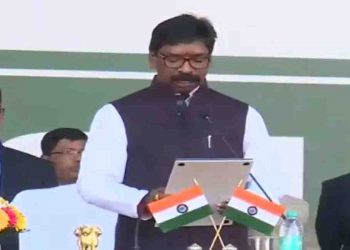 झारखंड के 11वें मुख्यमंत्री बने हेमंत सोरेन,  तेजस्वी यादव, ममता बनर्जी आदि रहें मौजूद