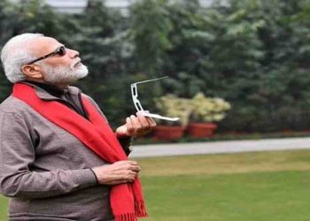 मोदी जी ने भी देखा सूर्य ग्रहण, सोशल मीडिया पर तस्वीरें हुई वाइरल