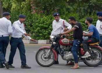 गुजरात में अच्छे दिन : हेलमेट न लगाने और बाइक पर 3 लोगों को बैठाने पर भी नहीं लगेगा जुर्माना