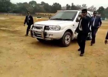 गाड़ी में उल्टा तिरंगा लगाकर नवादा घुम आएं सीएम नीतीश : जब वीडियो वायरल हुआ तब होश आया