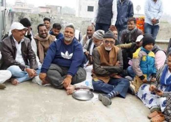 पप्पूब यादव नजरबंद कर लिये गए हैं, पीट रहे हैं थाली