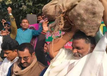पप्पू यादव 35 रुपये किलो प्याज बेच रहे हैं, वो भी बीजेपी/एलजेपी के ऑफिस के सामने
