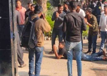 पटना विवि के छात्र नेता तो वोट पाने के लिये नाक रगड़ कर गिड़गिड़ा रहे हैं :  सोशल मीडिया पर फोटो वायरल हो रहा है