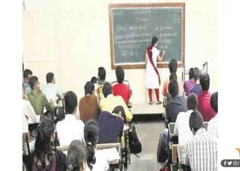 रांची में अनट्रेंड शिक्षकों को हटाने का फरमान दिया गया है, वेतन दिया तो अफसरों से वसूली जाएगी