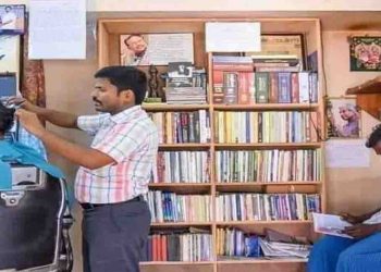 सोच को सलाम : सैलुन में TV  लगाने के बदले नाई ने खोला लाईब्रेरी, लोग अपनी बारी का इंतजार किताब पढ़कर करते हैं