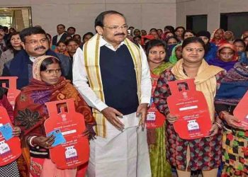 उज्ज्वला फ्रॉड : एक दिन में 20 बार भरे जा रहे हैं गैस, 18 साल से कम उम्र के लोगों को भी बांट दिया गया सिलेंडर