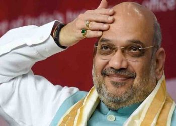 अमित शाह जिसके माथे पर रखते हैं हाथ, उसके पिछवाडे़ से खिसक जाती है कुर्सी,  पांच सीएम ने गंवायी है सत्ता