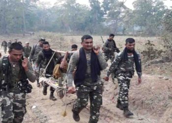 भारतीय सेना को सलाम : CRPF  के जवानों ने कंधे पर लादकर गर्भवती महिला को पहुंचाया अस्पताल