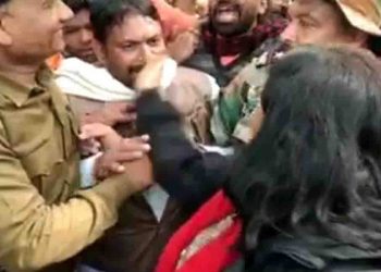 भारत माता की जय बोलने पर DM ने युवक को मारा थ’प्पड़ : CAA के समर्थन में कर रहा था रैली