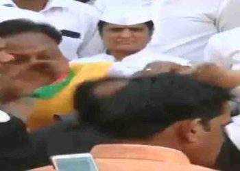 वायरल वीडियो : झंडा फहराने को लेकर कांग्रेस नेताओं में झड़प, जमकर हुई हाथापाई