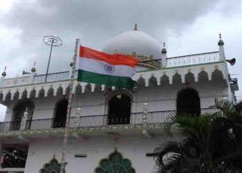 मस्जिदों में पहली बार फहराया तिरंगा, कहा -भारत माता की जय