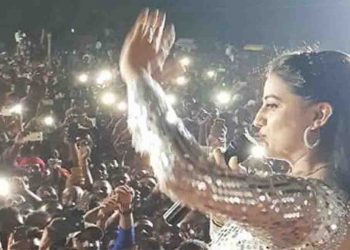 भोजपुरी स्टार अक्षरा सिंह स्टेज पर आई और फैन्स पगला गई : फिर दनादन चली कुर्सियां