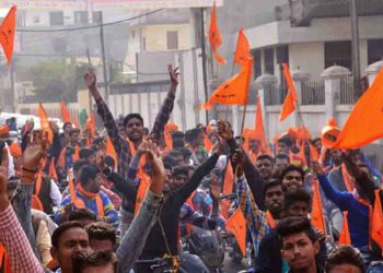 लड़की थी हिन्दू लड़का था मुसलमान : बजरंग दल वालों ने जमकर काटा बवाल